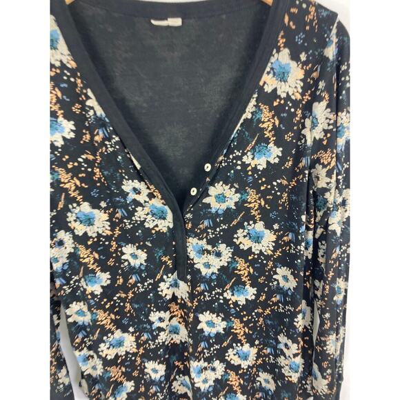 This is J V neck Floral bamboo top Size Small - Picture 2 of 5